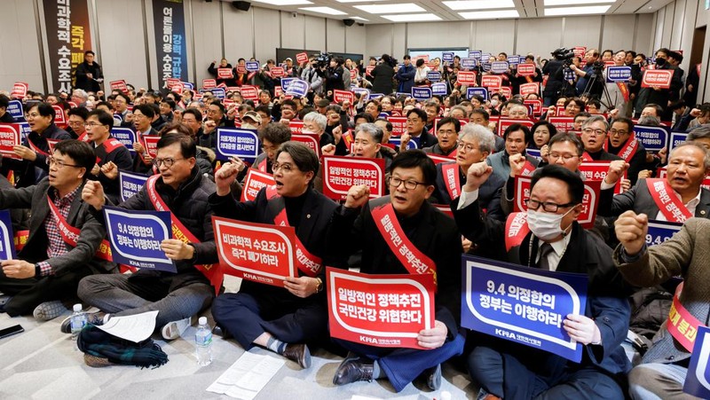 Dokter Korea Selatan berbaris untuk memprotes kebijakan medis pemerintah di depan kantor Kepresidenan di Seoul, Korea Selatan, 25 Februari 2024. (REUTERS/Kim Soo-Hyeon)