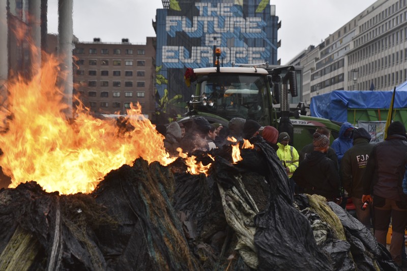 Asap mengepul ketika orang-orang mengambil bagian dalam protes petani Eropa atas tekanan harga, pajak, dan peraturan ramah lingkungan, pada hari pertemuan Menteri Pertanian Uni Eropa di Brussels, Belgia, 26 Februari 2024. Asap mengepul ketika orang-orang mengambil bagian dalam protes petani Eropa atas tekanan harga, pajak, dan peraturan ramah lingkungan, pada hari pertemuan Menteri Pertanian Uni Eropa di Brussels, Belgia, 26 Februari 2024. (REUTERS/Yves Herman)