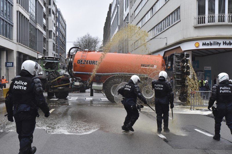 Asap mengepul ketika orang-orang mengambil bagian dalam protes petani Eropa atas tekanan harga, pajak, dan peraturan ramah lingkungan, pada hari pertemuan Menteri Pertanian Uni Eropa di Brussels, Belgia, 26 Februari 2024. (REUTERS/Yves Herman)