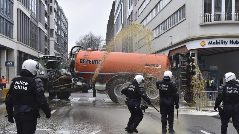 Asap mengepul ketika orang-orang mengambil bagian dalam protes petani Eropa atas tekanan harga, pajak, dan peraturan ramah lingkungan, pada hari pertemuan Menteri Pertanian Uni Eropa di Brussels, Belgia, 26 Februari 2024. (REUTERS/Yves Herman)