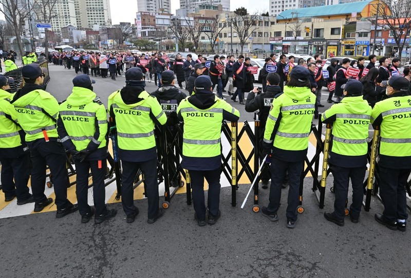 Dokter Korea Selatan berbaris untuk memprotes kebijakan medis pemerintah di depan kantor Kepresidenan di Seoul, Korea Selatan, 25 Februari 2024. (REUTERS/Kim Soo-Hyeon)