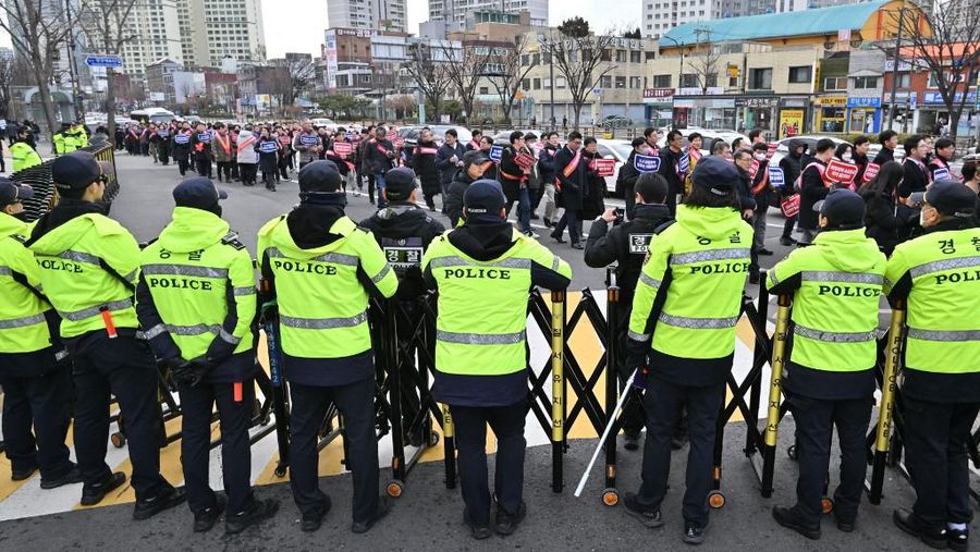 Dokter Korea Selatan berbaris untuk memprotes kebijakan medis pemerintah di depan kantor Kepresidenan di Seoul, Korea Selatan, 25 Februari 2024. (REUTERS/Kim Soo-Hyeon)