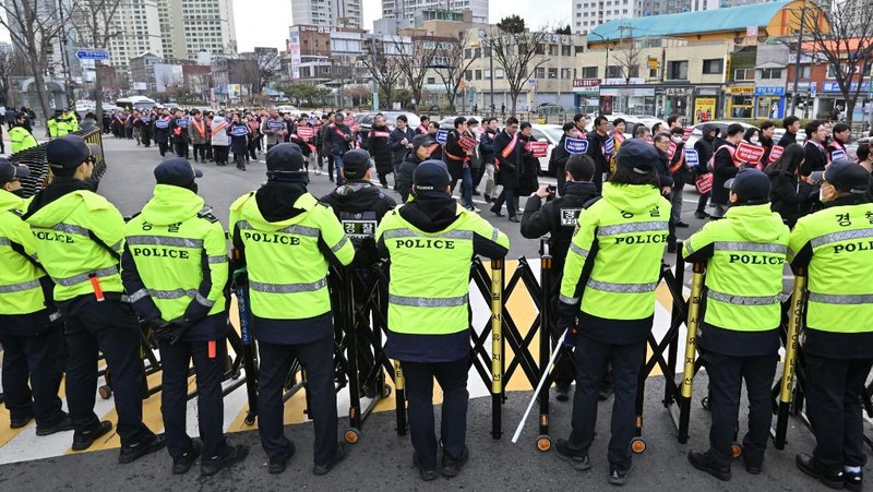Dokter Korea Selatan berbaris untuk memprotes kebijakan medis pemerintah di depan kantor Kepresidenan di Seoul, Korea Selatan, 25 Februari 2024. (REUTERS/Kim Soo-Hyeon)