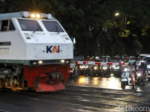 3 Orang Tewas Saat Paksa Terobos Perlintasan Kereta di Bandung