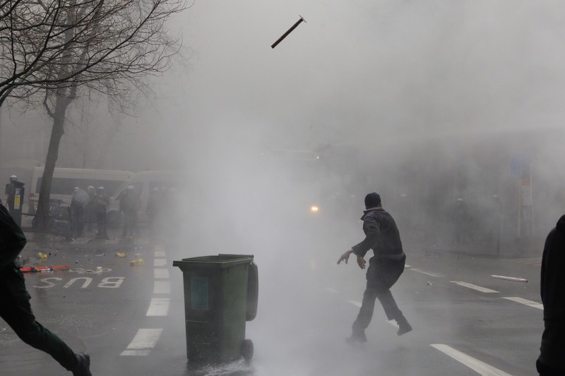 Asap mengepul ketika orang-orang mengambil bagian dalam protes petani Eropa atas tekanan harga, pajak, dan peraturan ramah lingkungan, pada hari pertemuan Menteri Pertanian Uni Eropa di Brussels, Belgia, 26 Februari 2024. (REUTERS/Yves Herman)