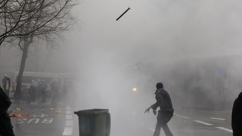 Asap mengepul ketika orang-orang mengambil bagian dalam protes petani Eropa atas tekanan harga, pajak, dan peraturan ramah lingkungan, pada hari pertemuan Menteri Pertanian Uni Eropa di Brussels, Belgia, 26 Februari 2024. (REUTERS/Yves Herman)