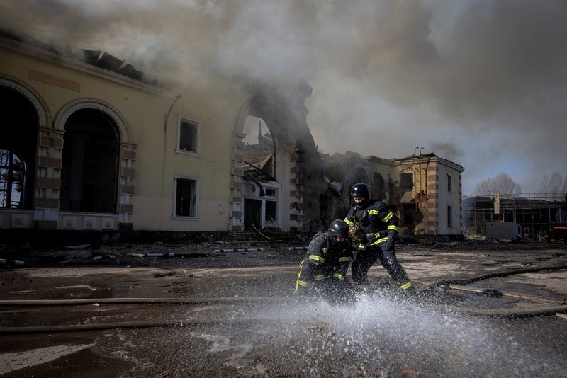 Suasana usai serangan rudal Rusia yang menghancurkan stasiun kereta api di Kostyantynivka, Minggu (25/2/2024). (REUTERS/Thomas Peter) Suasana usai serangan rudal Rusia yang menghancurkan stasiun kereta api di Kostyantynivka, Minggu (25/2/2024). (REUTERS/Thomas Peter)