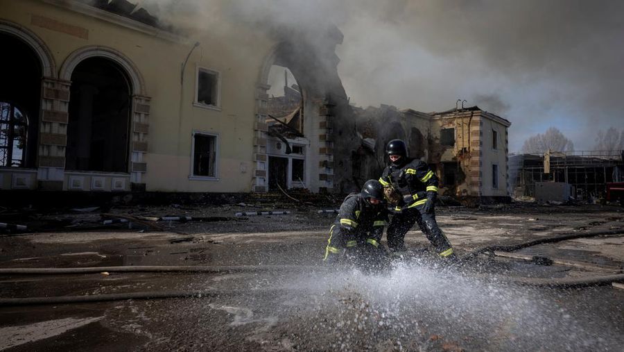 Suasana usai serangan rudal Rusia yang menghancurkan stasiun kereta api di Kostyantynivka, Minggu (25/2/2024). (REUTERS/Thomas Peter)