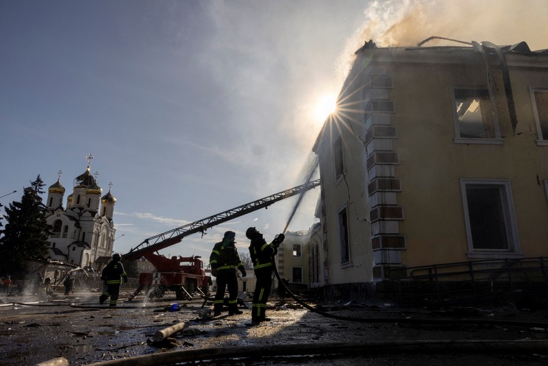Suasana usai serangan rudal Rusia yang menghancurkan stasiun kereta api di Kostyantynivka, Minggu (25/2/2024). (REUTERS/Thomas Peter) Suasana usai serangan rudal Rusia yang menghancurkan stasiun kereta api di Kostyantynivka, Minggu (25/2/2024). (REUTERS/Thomas Peter)
