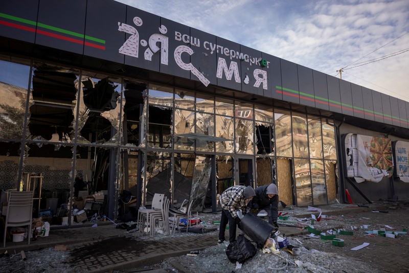 Suasana usai serangan rudal Rusia yang menghancurkan stasiun kereta api di Kostyantynivka, Minggu (25/2/2024). (REUTERS/Thomas Peter)