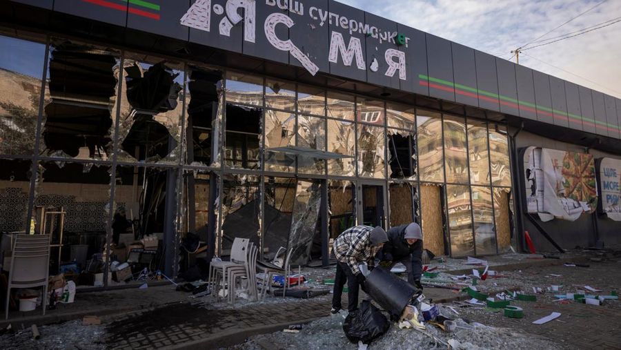 Suasana usai serangan rudal Rusia yang menghancurkan stasiun kereta api di Kostyantynivka, Minggu (25/2/2024). (REUTERS/Thomas Peter)
