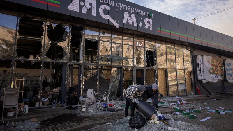 Suasana usai serangan rudal Rusia yang menghancurkan stasiun kereta api di Kostyantynivka, Minggu (25/2/2024). (REUTERS/Thomas Peter)