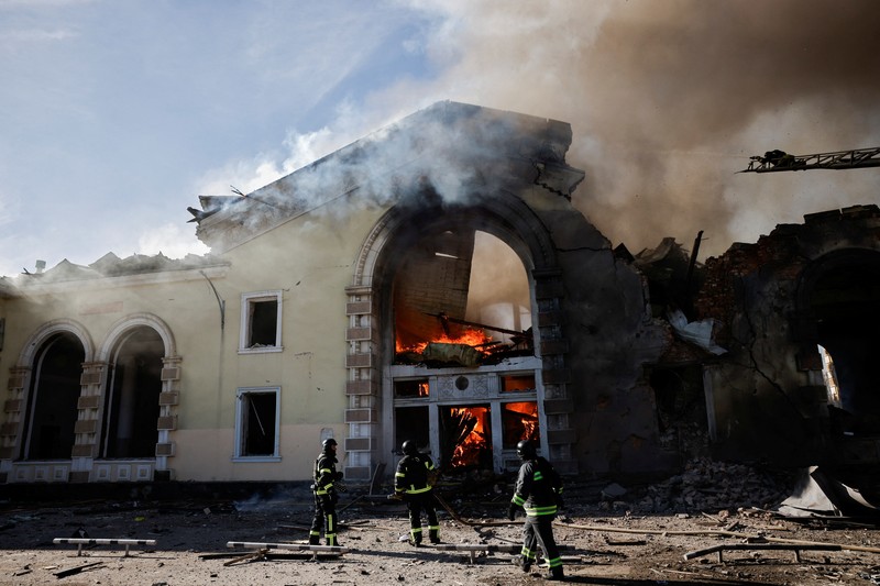 Suasana usai serangan rudal Rusia yang menghancurkan stasiun kereta api di Kostyantynivka, Minggu (25/2/2024). (REUTERS/Thomas Peter) Suasana usai serangan rudal Rusia yang menghancurkan stasiun kereta api di Kostyantynivka, Minggu (25/2/2024). (REUTERS/Thomas Peter)
