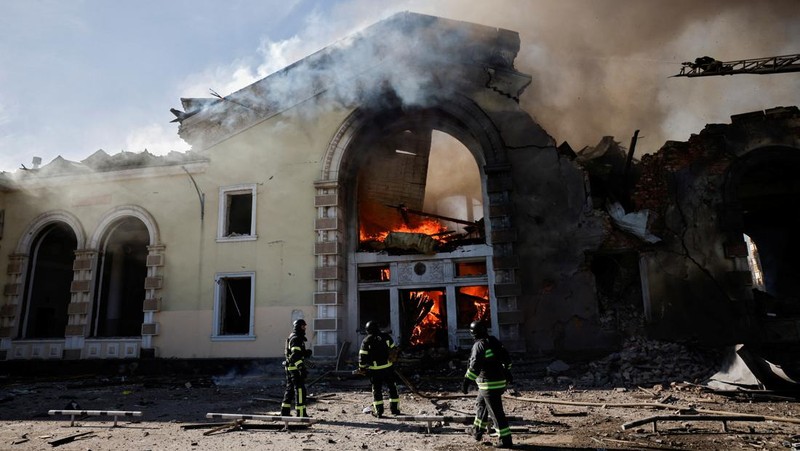 Suasana usai serangan rudal Rusia yang menghancurkan stasiun kereta api di Kostyantynivka, Minggu (25/2/2024). (REUTERS/Thomas Peter)