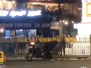 Viral Orang Salat di Tengah Jalan Hadap Tugu Jogja, Ini Kata Satpol PP