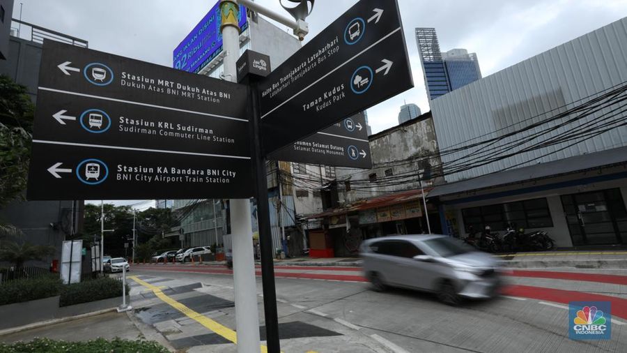 Warga berjalan melewati kawasan Transport Hub Dukuh Atas, Jakarta, Senin (26/2/2024). (CNBC Indonesia/Tri Susilo)