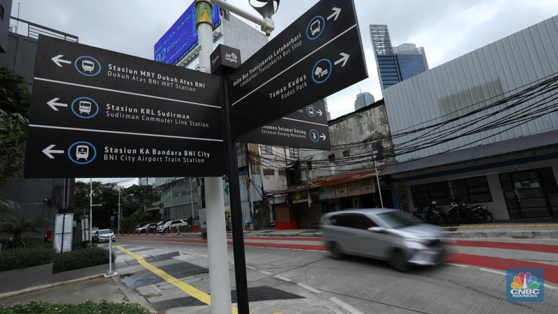 Warga berjalan melewati kawasan Transport Hub Dukuh Atas, Jakarta, Senin (26/2/2024). (CNBC Indonesia/Tri Susilo)