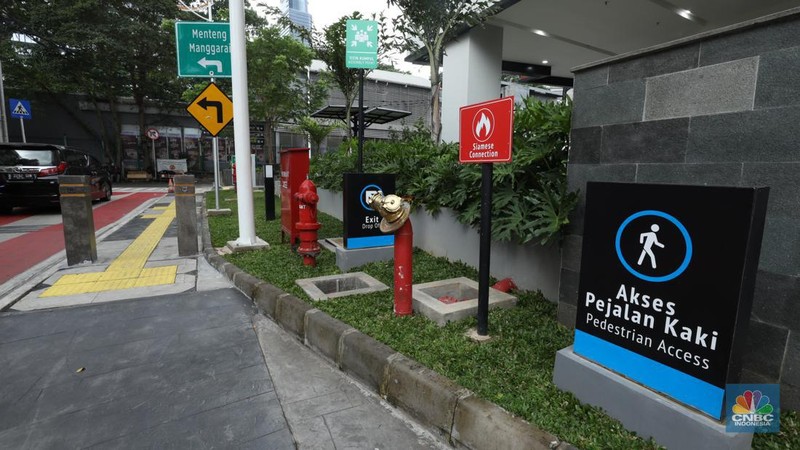 Warga berjalan melewati kawasan Transport Hub Dukuh Atas, Jakarta, Senin (26/2/2024). (CNBC Indonesia/Tri Susilo)