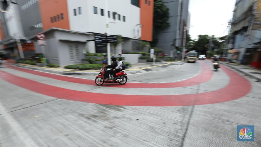 Warga berjalan melewati kawasan Transport Hub Dukuh Atas, Jakarta, Senin (26/2/2024). (CNBC Indonesia/Tri Susilo)