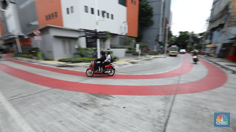 Warga berjalan melewati kawasan Transport Hub Dukuh Atas, Jakarta, Senin (26/2/2024). (CNBC Indonesia/Tri Susilo)