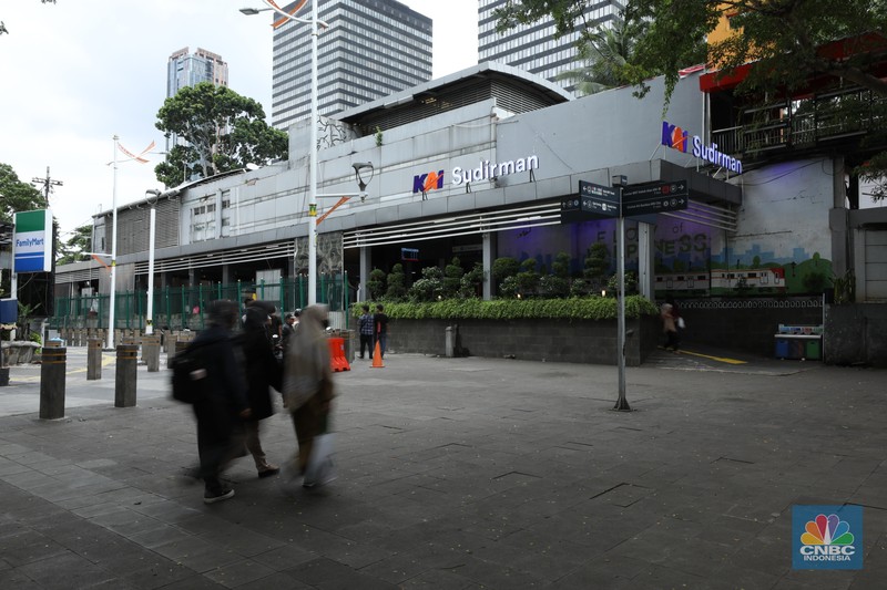 Warga berjalan melewati kawasan Transport Hub Dukuh Atas, Jakarta, Senin (26/2/2024). (CNBC Indonesia/Tri Susilo)