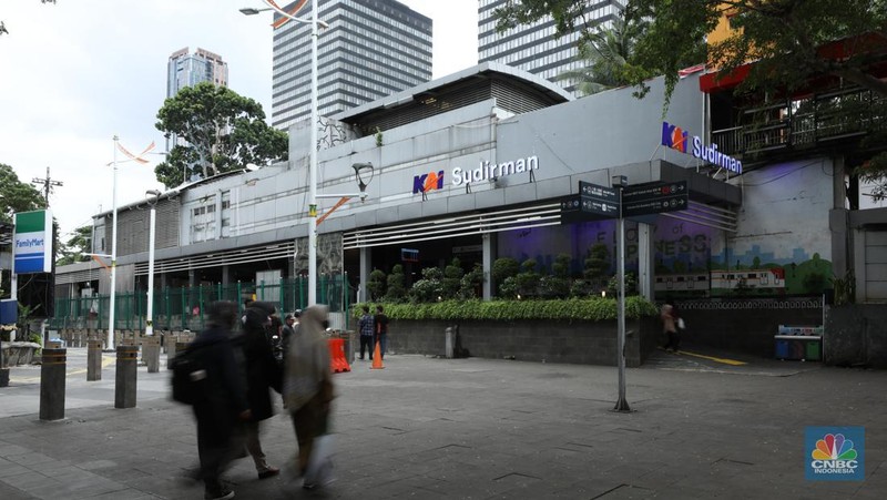 Warga berjalan melewati kawasan Transport Hub Dukuh Atas, Jakarta, Senin (26/2/2024). (CNBC Indonesia/Tri Susilo)