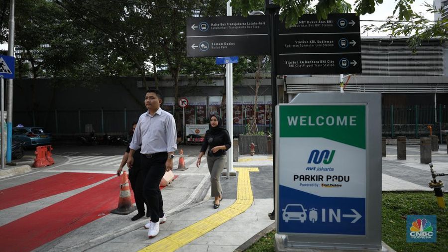 Warga berjalan melewati kawasan Transport Hub Dukuh Atas, Jakarta, Senin (26/2/2024). (CNBC Indonesia/Tri Susilo)