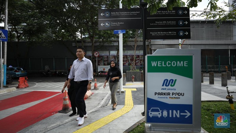 Warga berjalan melewati kawasan Transport Hub Dukuh Atas, Jakarta, Senin (26/2/2024). (CNBC Indonesia/Tri Susilo)