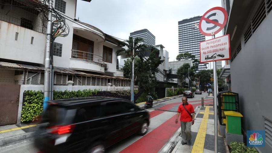 Warga berjalan melewati kawasan Transport Hub Dukuh Atas, Jakarta, Senin (26/2/2024). (CNBC Indonesia/Tri Susilo)