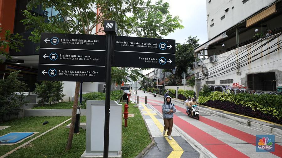 Warga berjalan melewati kawasan Transport Hub Dukuh Atas, Jakarta, Senin (26/2/2024). (CNBC Indonesia/Tri Susilo)
