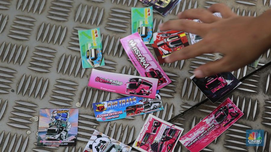 Anak-anak buru klakson bus telolet dipinggir jalan (CNBC Indonesia/Muhammad Sabki)