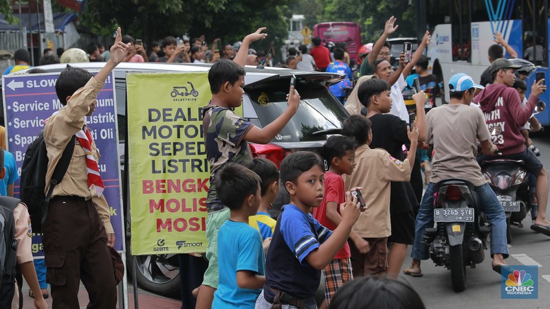 Anak-anak buru klakson bus telolet dipinggir jalan (CNBC Indonesia/Muhammad Sabki)