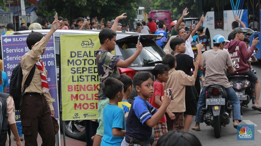 Anak-anak buru klakson bus telolet dipinggir jalan (CNBC Indonesia/Muhammad Sabki)