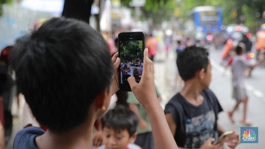 Anak-anak buru klakson bus telolet dipinggir jalan (CNBC Indonesia/Muhammad Sabki)