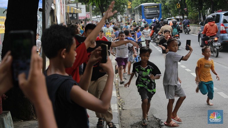 Anak-anak buru klakson bus telolet dipinggir jalan (CNBC Indonesia/Muhammad Sabki) Anak-anak buru klakson bus telolet dipinggir jalan (CNBC Indonesia/Muhammad Sabki)