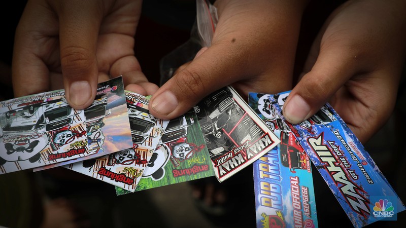 Anak-anak buru klakson bus telolet dipinggir jalan (CNBC Indonesia/Muhammad Sabki)