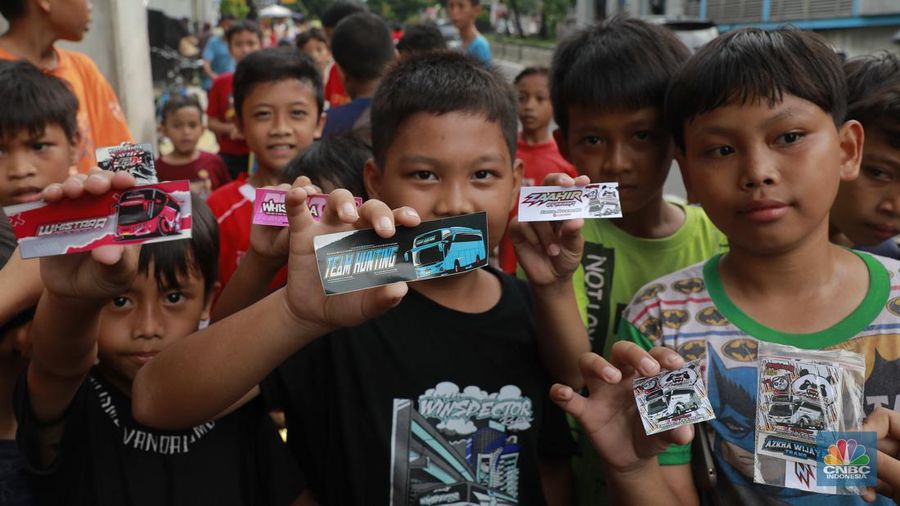 Anak-anak buru klakson bus telolet dipinggir jalan (CNBC Indonesia/Muhammad Sabki)