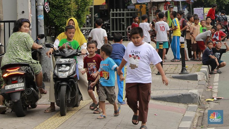 Anak-anak buru klakson bus telolet dipinggir jalan (CNBC Indonesia/Muhammad Sabki)