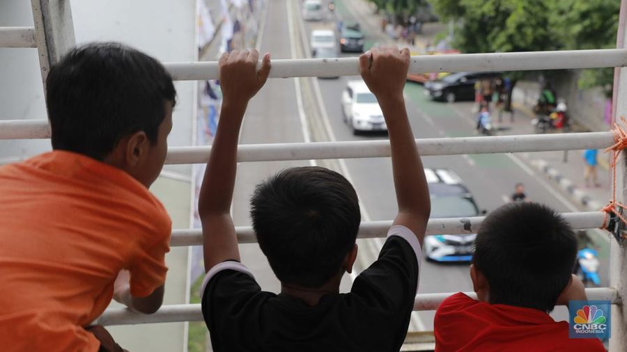 Anak-anak buru klakson bus telolet dipinggir jalan (CNBC Indonesia/Muhammad Sabki)