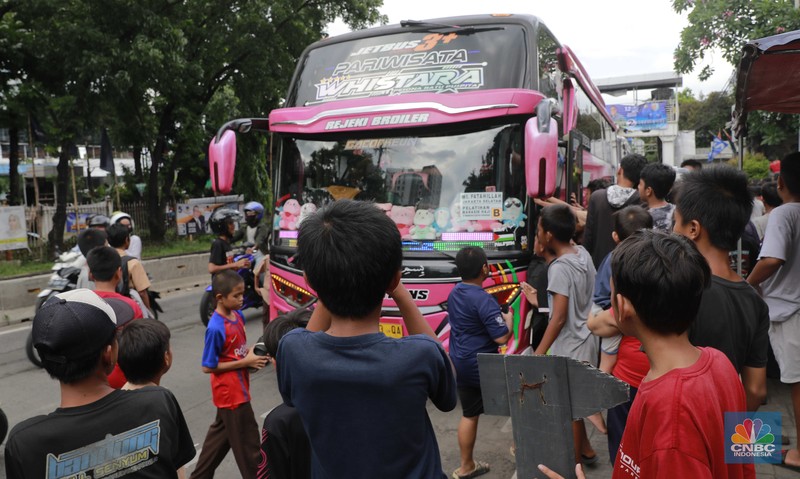Anak-anak buru klakson bus telolet dipinggir jalan (CNBC Indonesia/Muhammad Sabki)