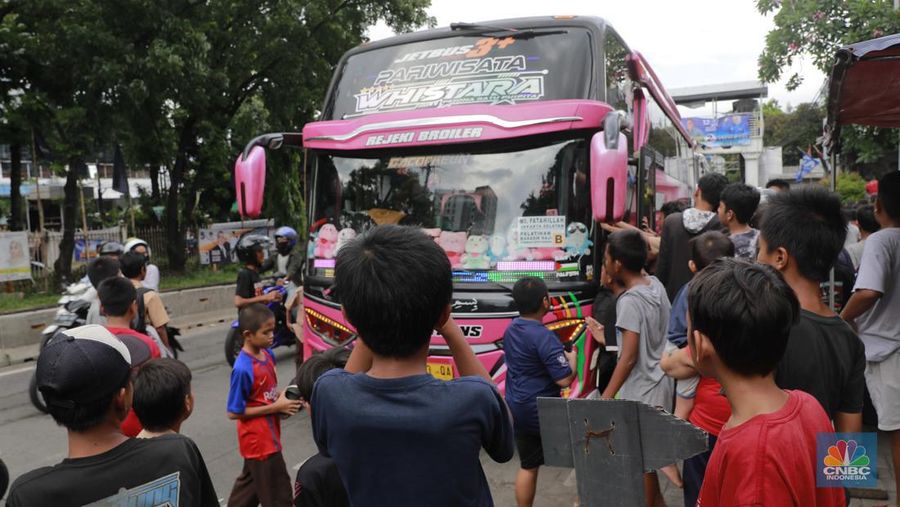 Anak-anak buru klakson bus telolet dipinggir jalan (վ/Muhammad Sabki)