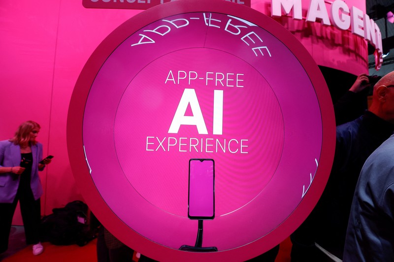 Aplikasi ponsel AI konsep gratis Deutsche Telekom ditampilkan, pada Mobile World Congress (MWC) 2024 di Barcelona, Spanyol 26 Februari 2024. (EUTERS/Albert Gea)