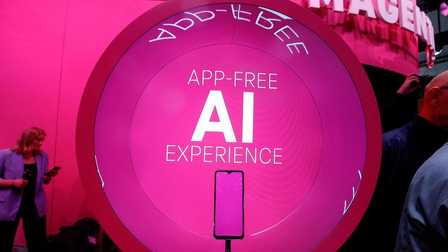 Aplikasi ponsel AI konsep gratis Deutsche Telekom ditampilkan, pada Mobile World Congress (MWC) 2024 di Barcelona, Spanyol 26 Februari 2024. (EUTERS/Albert Gea)