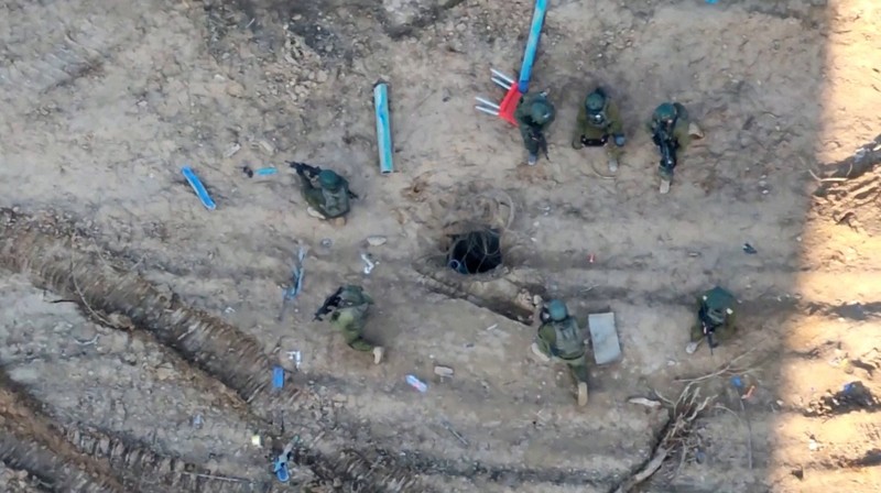 Bagian dalam dari apa yang dikatakan tentara Israel adalah terowongan sepanjang 10 kilometer yang lewat di bawah sebuah rumah sakit dan universitas di lokasi yang ditentukan sebagai Gaza. Terlihat dalam tangkapan layar yang diambil dari video yang dirilis pada 26 Februari 2024. Bagian dalam dari apa yang dikatakan tentara Israel adalah terowongan sepanjang 10 kilometer yang lewat di bawah sebuah rumah sakit dan universitas di lokasi yang ditentukan sebagai Gaza. Terlihat dalam tangkapan layar yang diambil dari video yang dirilis pada 26 Februari 2024. (Israel Defense Forces/Handout via REUTERS)