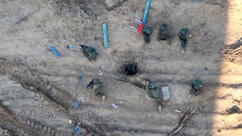 Bagian dalam dari apa yang dikatakan tentara Israel adalah terowongan sepanjang 10 kilometer yang lewat di bawah sebuah rumah sakit dan universitas di lokasi yang ditentukan sebagai Gaza. Terlihat dalam tangkapan layar yang diambil dari video yang dirilis pada 26 Februari 2024. (Israel Defense Forces/Handout via REUTERS)