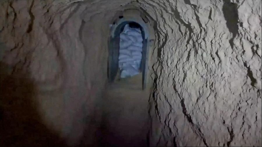 Bagian dalam dari apa yang dikatakan tentara Israel adalah terowongan sepanjang 10 kilometer yang lewat di bawah sebuah rumah sakit dan universitas di lokasi yang ditentukan sebagai Gaza. Terlihat dalam tangkapan layar yang diambil dari video yang dirilis pada 26 Februari 2024. (Israel Defense Forces/Handout via REUTERS)