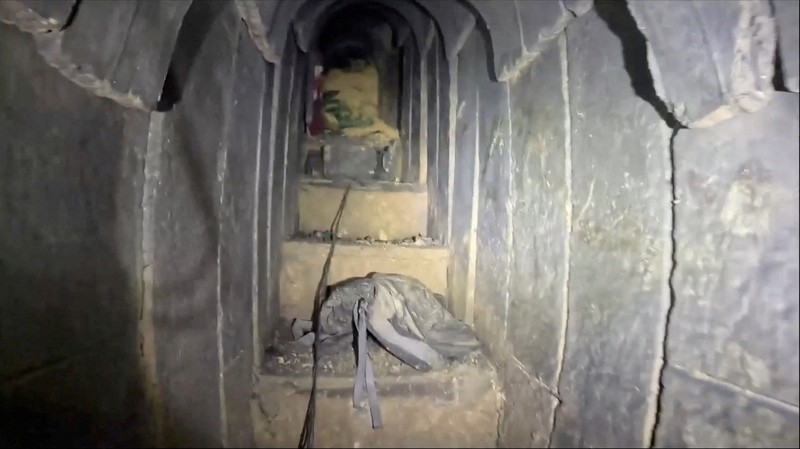 Bagian dalam dari apa yang dikatakan tentara Israel adalah terowongan sepanjang 10 kilometer yang lewat di bawah sebuah rumah sakit dan universitas di lokasi yang ditentukan sebagai Gaza. Terlihat dalam tangkapan layar yang diambil dari video yang dirilis pada 26 Februari 2024. (Israel Defense Forces/Handout via REUTERS)