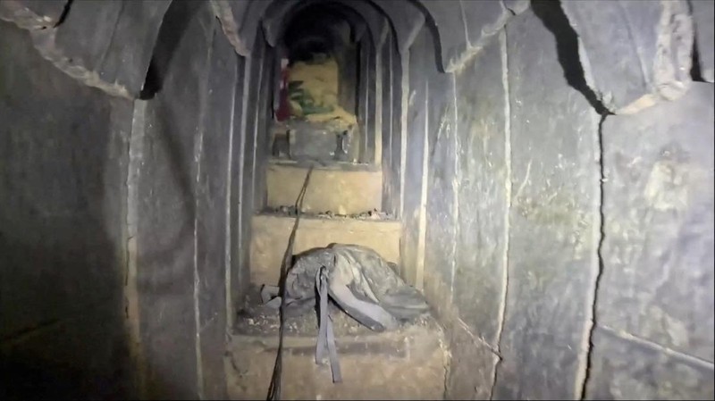 Bagian dalam dari apa yang dikatakan tentara Israel adalah terowongan sepanjang 10 kilometer yang lewat di bawah sebuah rumah sakit dan universitas di lokasi yang ditentukan sebagai Gaza. Terlihat dalam tangkapan layar yang diambil dari video yang dirilis pada 26 Februari 2024. (Israel Defense Forces/Handout via REUTERS)