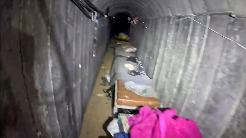 Bagian dalam dari apa yang dikatakan tentara Israel adalah terowongan sepanjang 10 kilometer yang lewat di bawah sebuah rumah sakit dan universitas di lokasi yang ditentukan sebagai Gaza. Terlihat dalam tangkapan layar yang diambil dari video yang dirilis pada 26 Februari 2024. Bagian dalam dari apa yang dikatakan tentara Israel adalah terowongan sepanjang 10 kilometer yang lewat di bawah sebuah rumah sakit dan universitas di lokasi yang ditentukan sebagai Gaza. Terlihat dalam tangkapan layar yang diambil dari video yang dirilis pada 26 Februari 2024. (Israel Defense Forces/Handout via REUTERS)