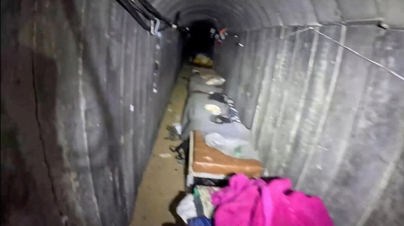 Bagian dalam dari apa yang dikatakan tentara Israel adalah terowongan sepanjang 10 kilometer yang lewat di bawah sebuah rumah sakit dan universitas di lokasi yang ditentukan sebagai Gaza. Terlihat dalam tangkapan layar yang diambil dari video yang dirilis pada 26 Februari 2024. (Israel Defense Forces/Handout via REUTERS)